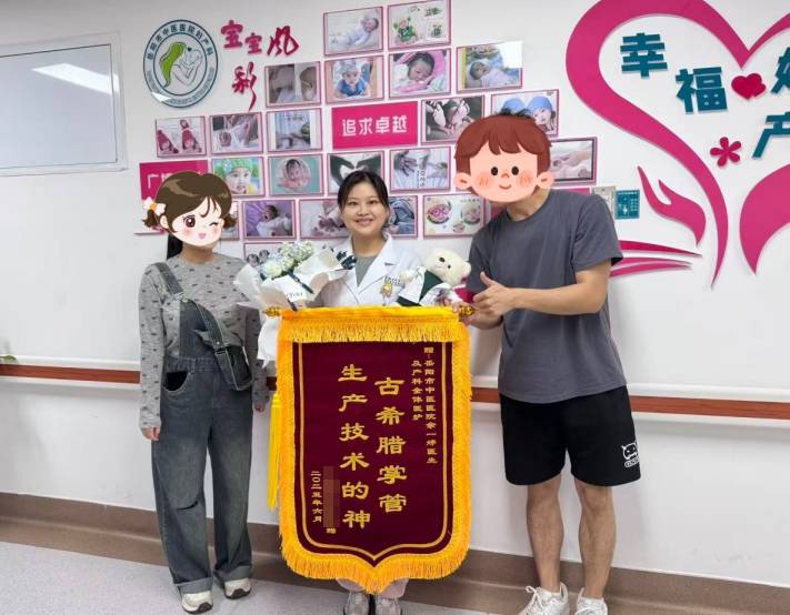 熊玩偶成了最甜“医生奖状” ！开元棋牌一只穿定制白大褂的小(图3)