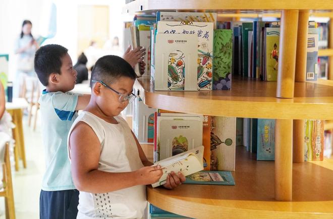 盘点：孩子们自主选书轻松阅读成主流开元ky棋牌2025年暑期阅读大(图1)