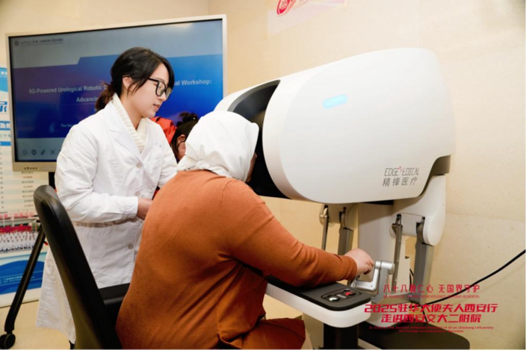 西安行走进西安交大二附院ky开元棋牌驻华大使夫人(图4) 西安行走进西安交大二附院ky开元棋牌驻华大使夫人(图4)