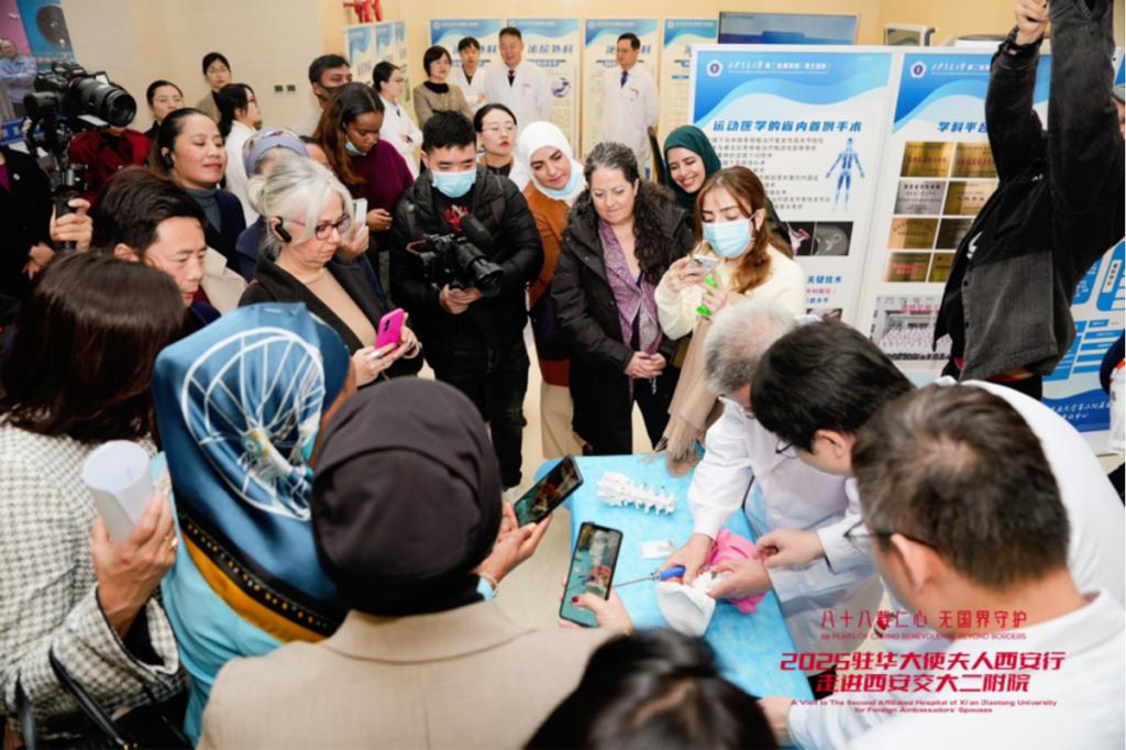 西安行走进西安交大二附院ky开元棋牌驻华大使夫人(图5) 西安行走进西安交大二附院ky开元棋牌驻华大使夫人(图5)