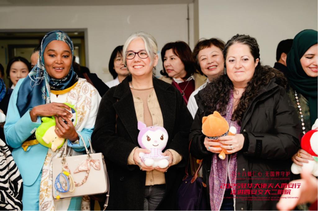 西安行走进西安交大二附院ky开元棋牌驻华大使夫人(图8) 西安行走进西安交大二附院ky开元棋牌驻华大使夫人(图8)