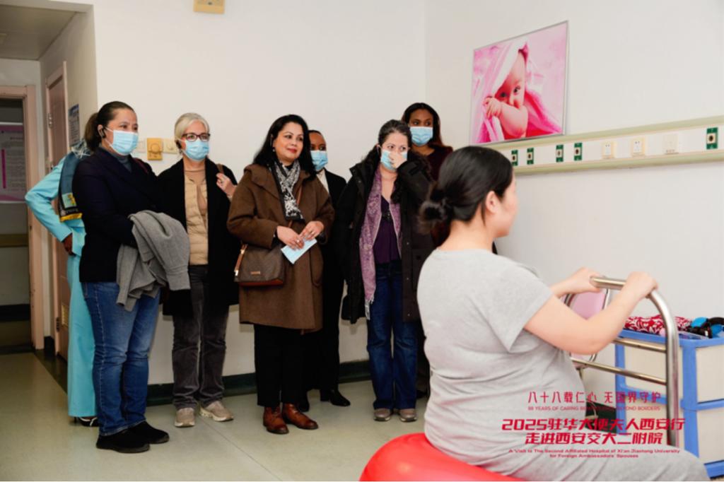 西安行走进西安交大二附院ky开元棋牌驻华大使夫人(图11) 西安行走进西安交大二附院ky开元棋牌驻华大使夫人(图11)