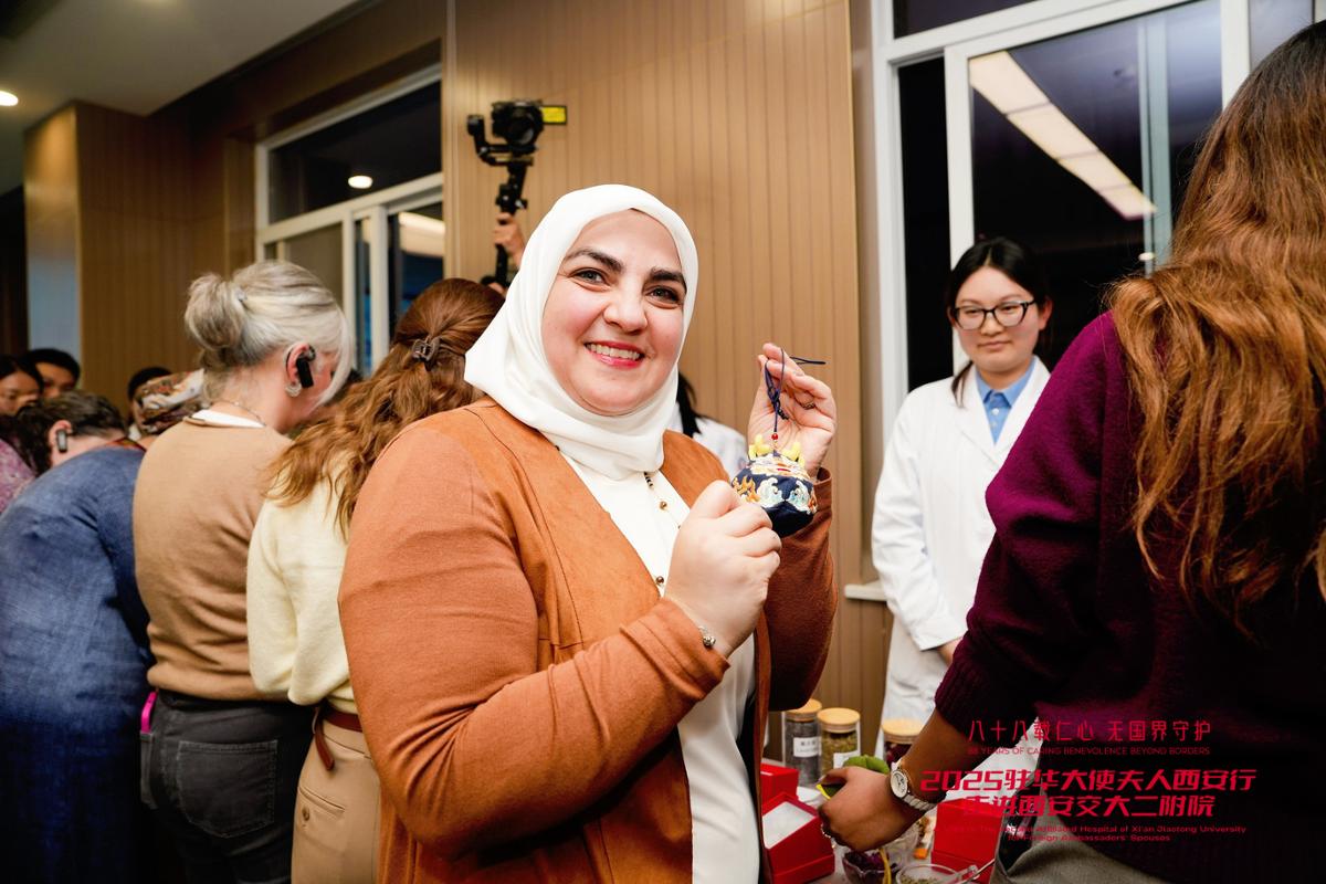 西安行走进西安交大二附院ky开元棋牌驻华大使夫人(图10) 西安行走进西安交大二附院ky开元棋牌驻华大使夫人(图10)